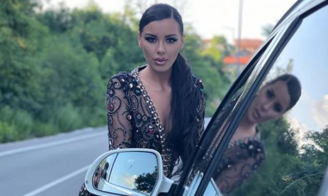 Легендарен крими герой изпрати прелестна абитуриентка СНИМКИ