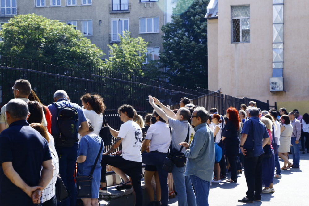 Фоторепортаж в БЛИЦ: Невиждана гледка в дворове на столични училища 