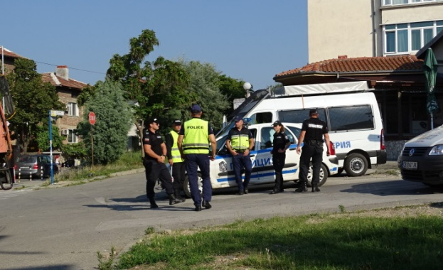 В циганската махала на Благоевград почерня от полиция заради сватбаря с коронавирус 