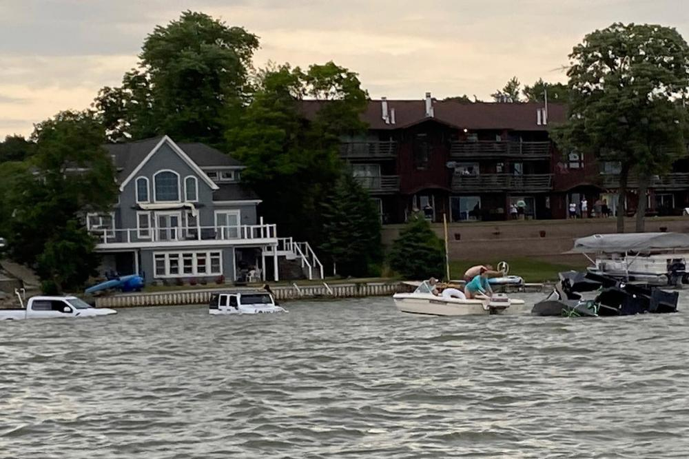 Мъж потопи два скъпи джипа, за да спаси катера си ВИДЕО