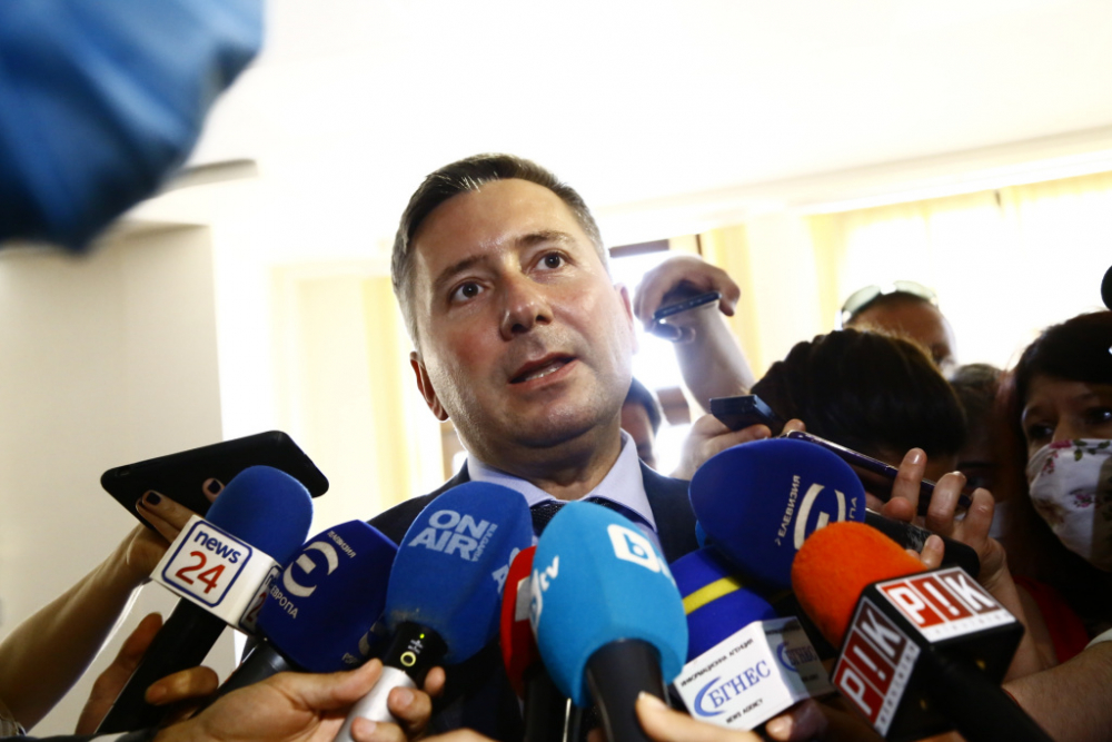 Прокопиев наглее в съда, заповядва на журналистите какво да правят