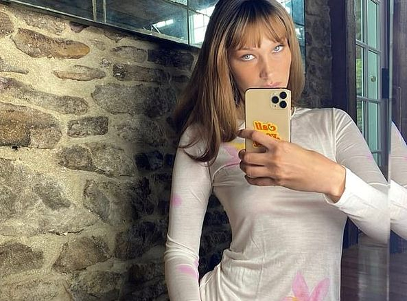 Бела Хадид се показа по голи гърди край басейна СНИМКИ 18+