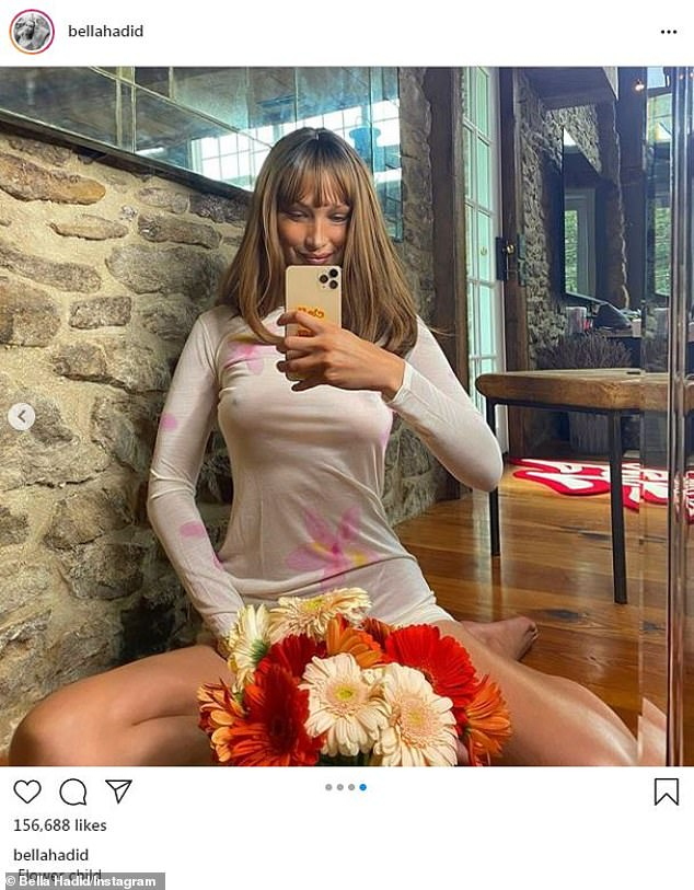 Бела Хадид се показа по голи гърди край басейна СНИМКИ 18+