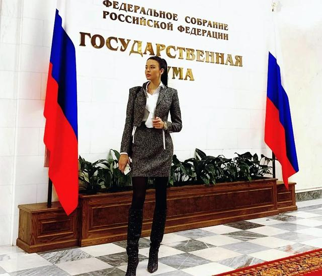 Русия в шок от ултраскъпия джип на 26-г. помощничка на депутат  ВИДЕО 