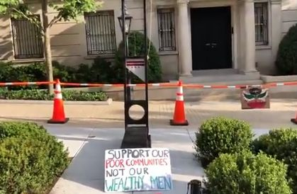 Протестиращи поставиха нещо зловещо пред къщата на най-богатия човек в света ВИДЕО