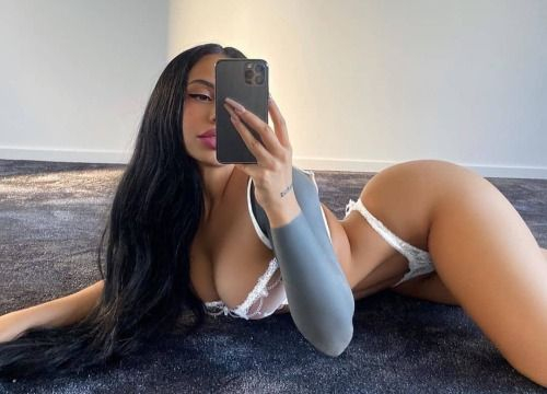 Моделка се разголи за гореща фотосесия, но феновете се смаяха от.... СНИМКИ 18+