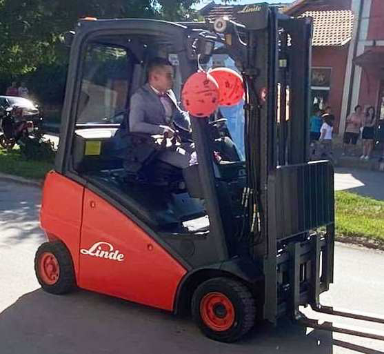 Абитуриент от Полски Тръмбеш отиде на изпращането си с... СНИМКИ 