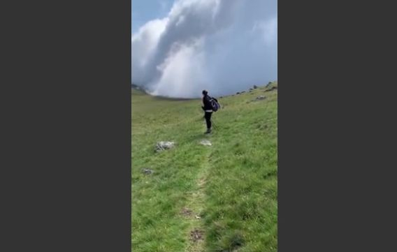 Вижте как огромен зловещ облак се приближава към хора ВИДЕО