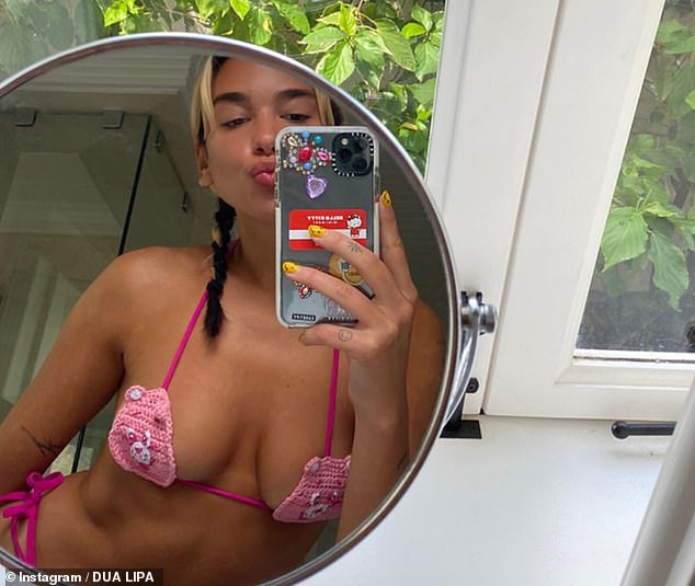 Горещо! Дуа Липа разголи секси фигура в изрязан бански СНИМКИ 18+ 