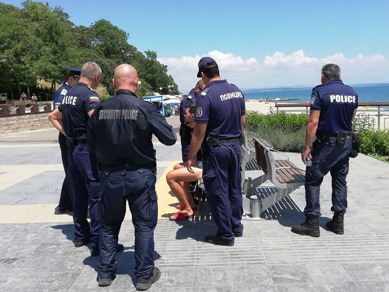 Гол чужденец сътвори нечуван цирк при Моста в Бургас ВИДЕО 18+
