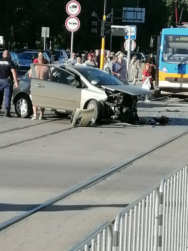 Първо в БЛИЦ! Адско меле в София – трамваите са спрени, трафикът е блокиран! СНИМКИ