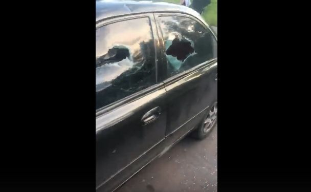 Брутално отмъщение: Собственик разби чужда кола, паркирана пред къщата му ВИДЕО 18+