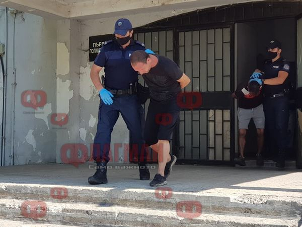 Ври и кипи след арестите в циганската махала в Бургас, близки на закопчаните обсаждат полицията ВИДЕО