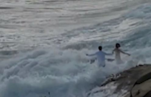 Младоженци преживяха страшен кошмар на брега на океана ВИДЕО 