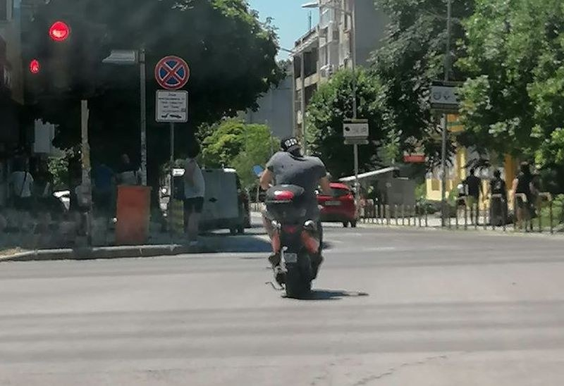 Безумец на мотор си навлече гнева на варненци с изцепките си
