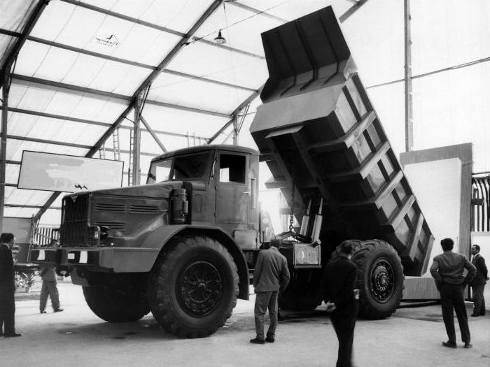 Легендарните огромни самосвали МАЗ-525, шофьорите ги управлявали прави СНИМКИ