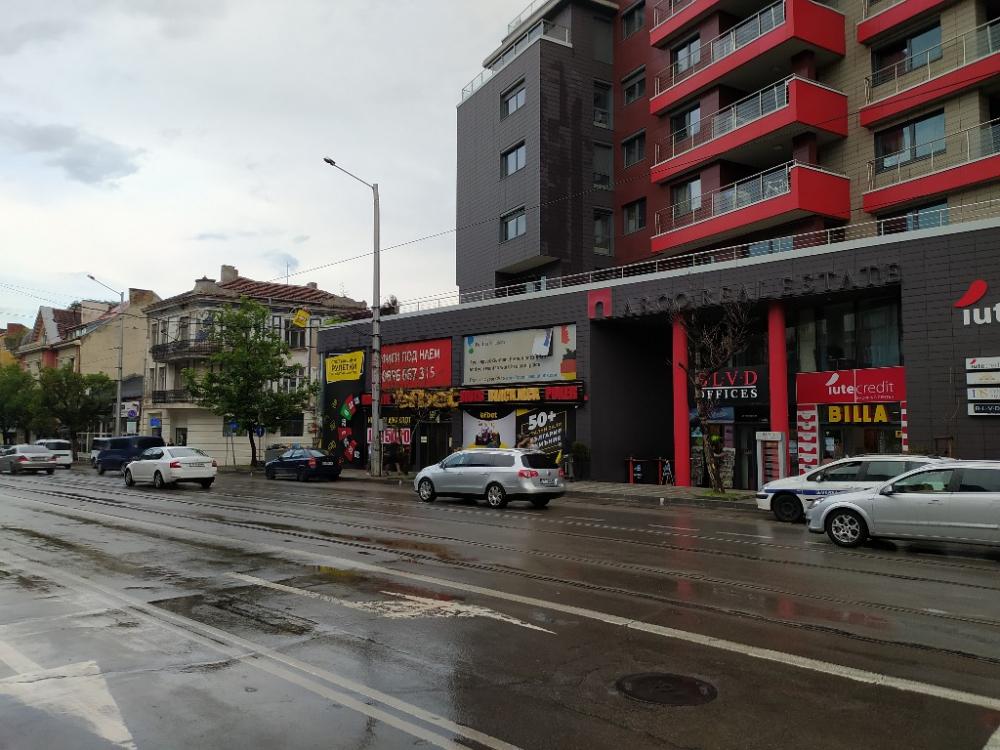 Първи СНИМКИ в БЛИЦ от спецакцията срещу хора на Божков на 2 адреса в София