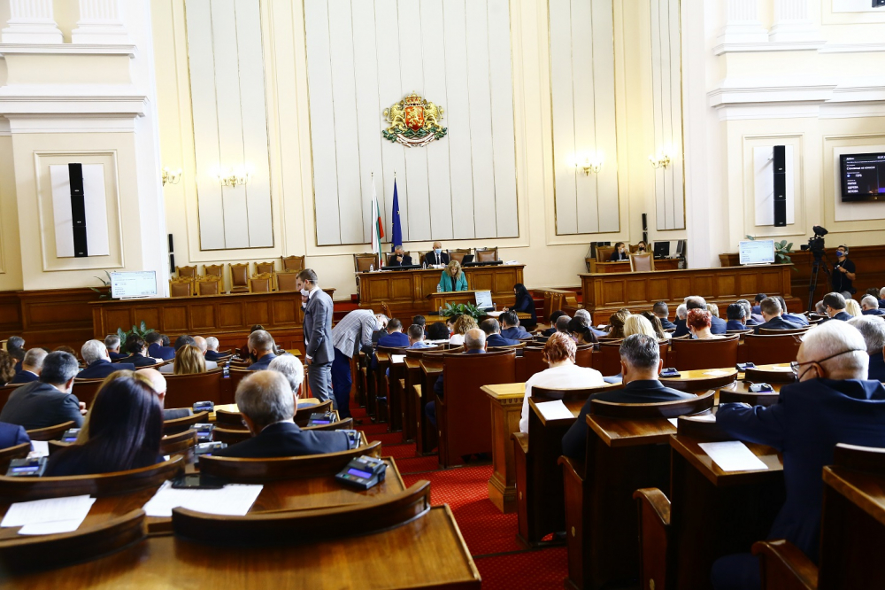 Калин Вельов вече е депутат, руса красавица също влезе в парламента СНИМКА