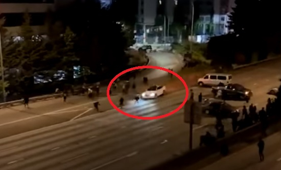 Появи се кърваво ВИДЕО 18+ как кола гази наред хора на протест в Сиатъл