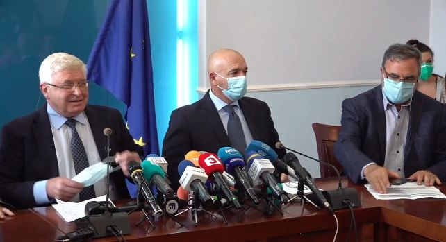Удължават извънредната епидемична обстановка в страната, българи на крачка от най-чакания пробив ВИДЕО