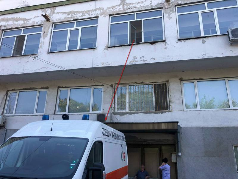 Чисто гол пациент полетя от реанимацията на бургаска болница СНИМКИ