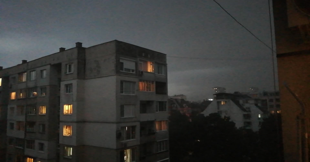 Небето над София се отвори и стана страшно СНИМКИ