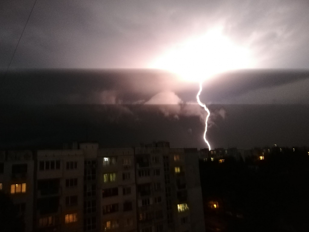 Небето над София се отвори и стана страшно СНИМКИ