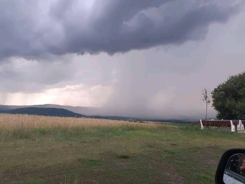 Небето над София се отвори и стана страшно СНИМКИ