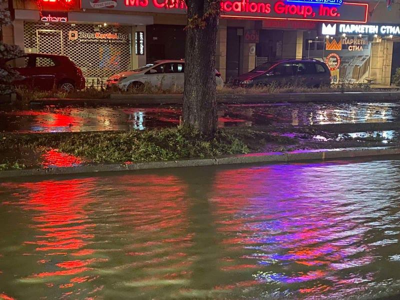 Апокалипсис в София! Има блокирани под вода хора, капаците на шахтите гърмят като тапи ВИДЕО