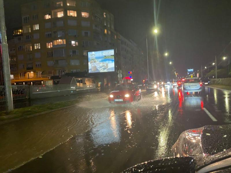 Кошмар! Чисто новият бул. "България" е под вода СНИМКИ