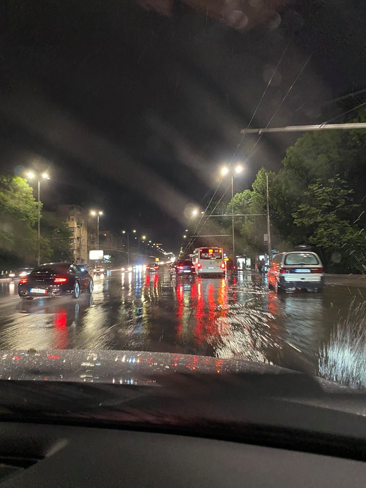 Апокалипсис в София! Има блокирани под вода хора, капаците на шахтите гърмят като тапи ВИДЕО