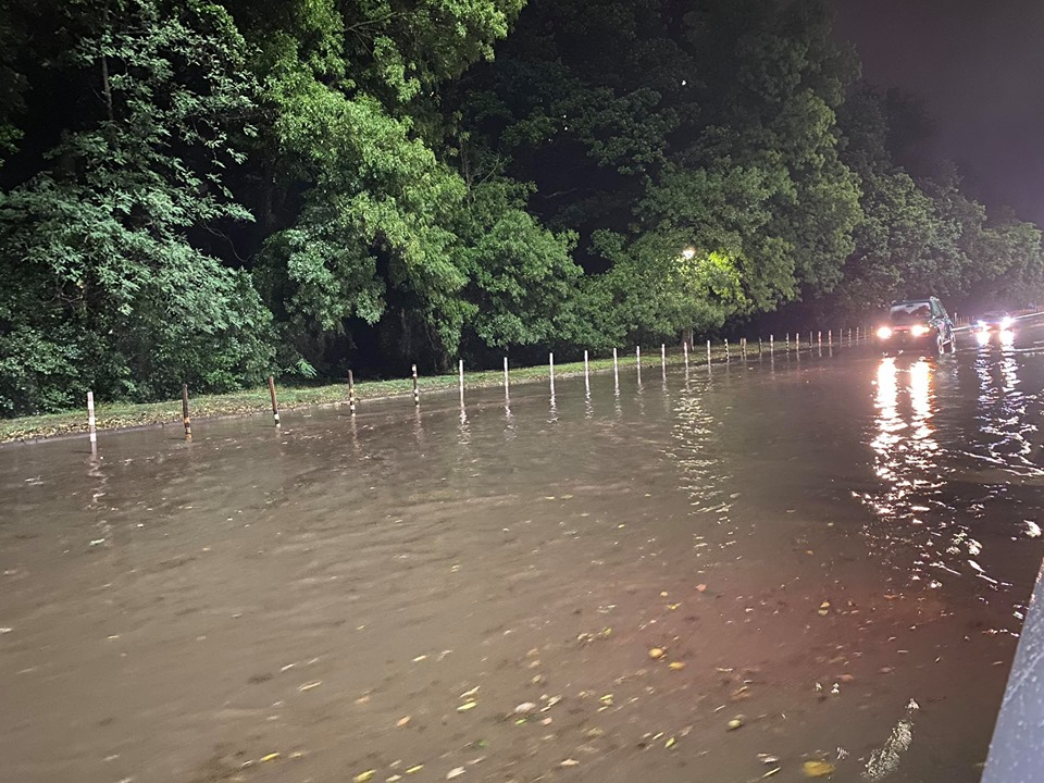 Апокалипсис в София! Има блокирани под вода хора, капаците на шахтите гърмят като тапи ВИДЕО