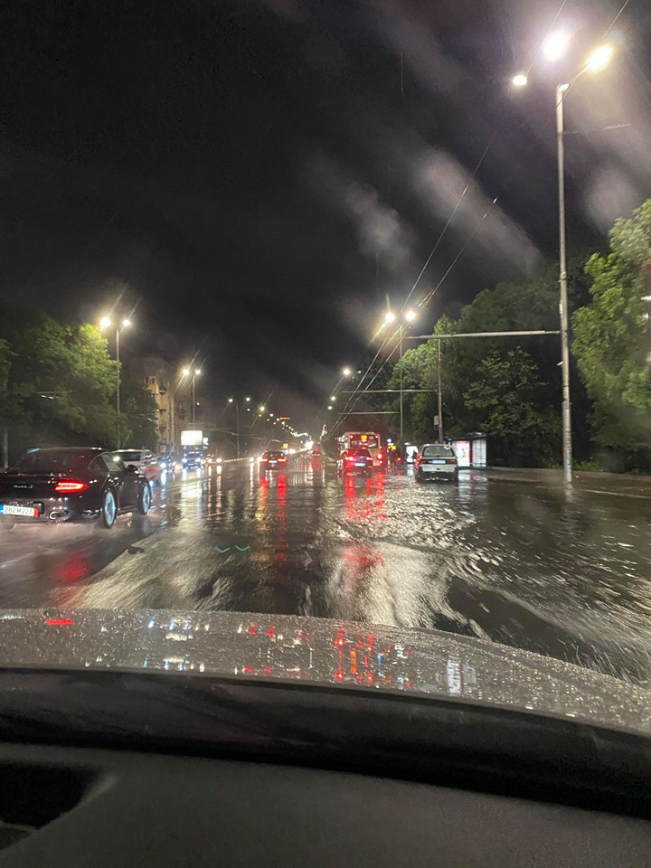 Апокалипсис в София! Има блокирани под вода хора, капаците на шахтите гърмят като тапи ВИДЕО