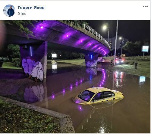 Кошмарът след бурята, брулила София, е пълен! Рухна покривът на хипермаркет "Била" на бул. "България" ВИДЕО