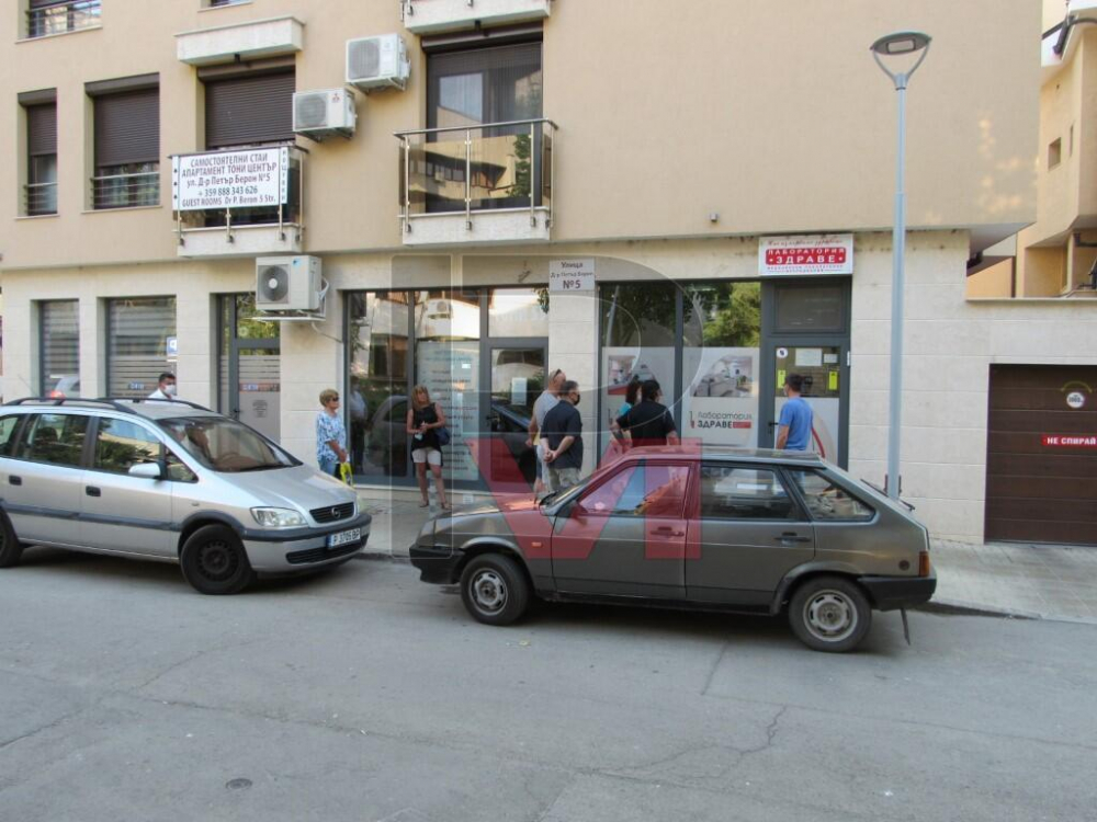 Пред русенските лаборатории почерня от народ! 