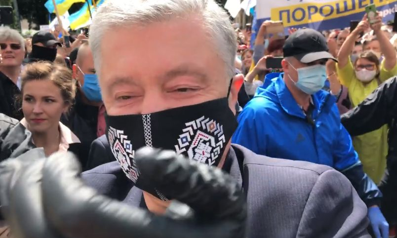 Порошенко вбесен пред съда счупи камерата на журналист ВИДЕО 