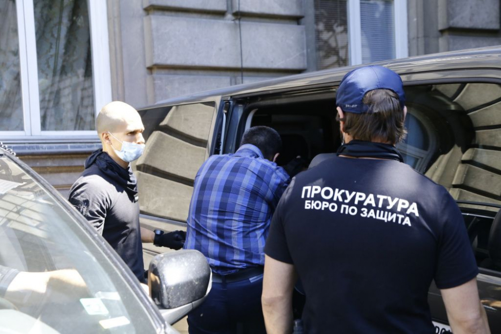 Прокурори изнесоха документация от президентството СНИМКИ