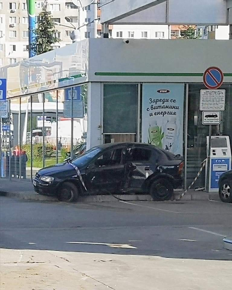 Първо в БЛИЦ! Адско меле на бензиностанция в "Люлин" в София СНИМКИ