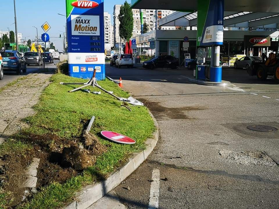 Първо в БЛИЦ! Адско меле на бензиностанция в "Люлин" в София СНИМКИ
