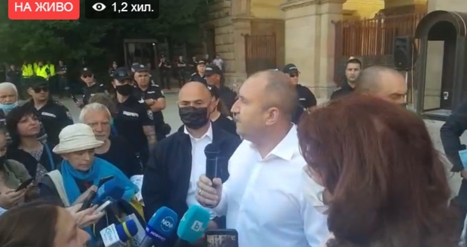 Втори ден протести пред президентството 
