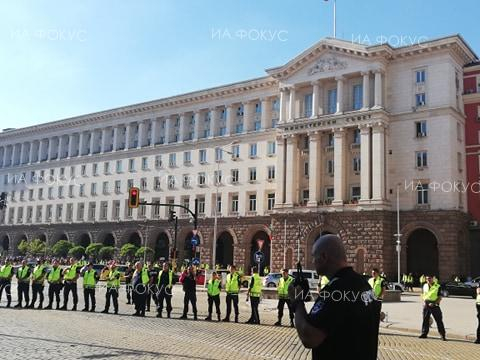 Привърженици на ГЕРБ се събраха на контрапротест пред МС