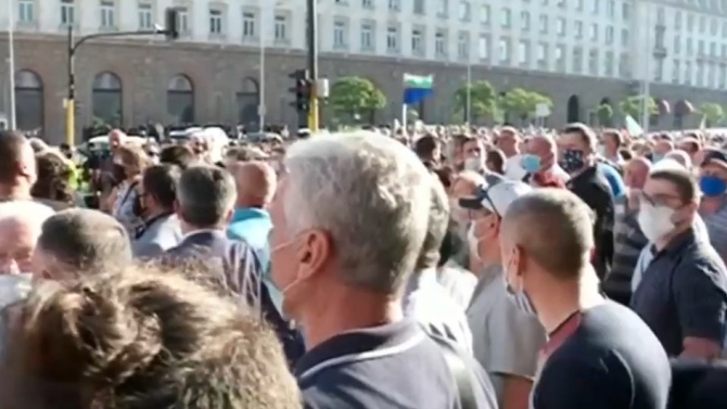  Три пъти повече поддръжници на ГЕРБ пред МС, скандират: Борисов, Борисов! СНИМКИ