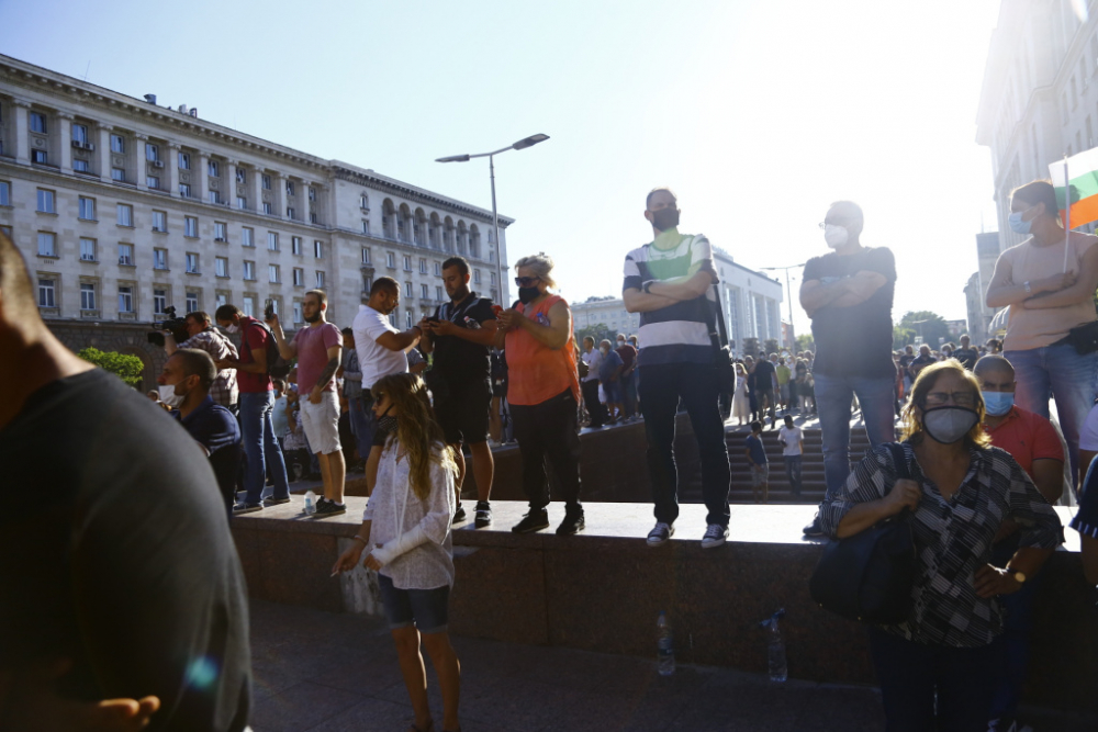  Три пъти повече поддръжници на ГЕРБ пред МС, скандират: Борисов, Борисов! СНИМКИ