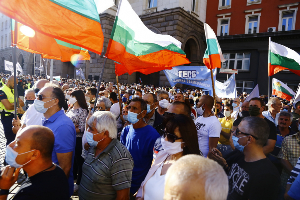  Три пъти повече поддръжници на ГЕРБ пред МС, скандират: Борисов, Борисов! СНИМКИ