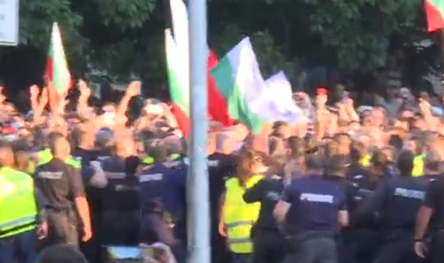 Извънредно: Напрежението ескалира! Протестиращите се сблъскаха с полицията СНИМКИ