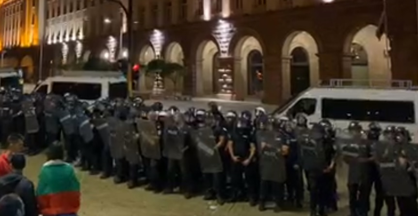 Очевидец с ексклузивни разкрития пред БЛИЦ за "мъжете в черни фланелки" и провокациите на протеста 