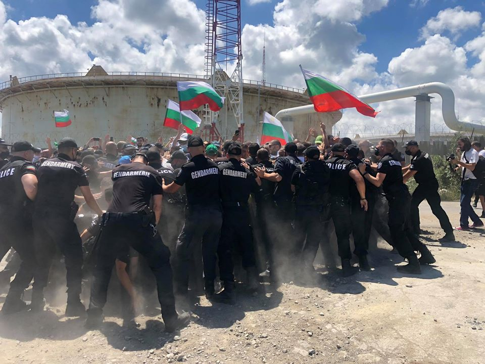 Напрежението в "Росенец" ескалира, протестиращи се сблъскаха с полицията ВИДЕО