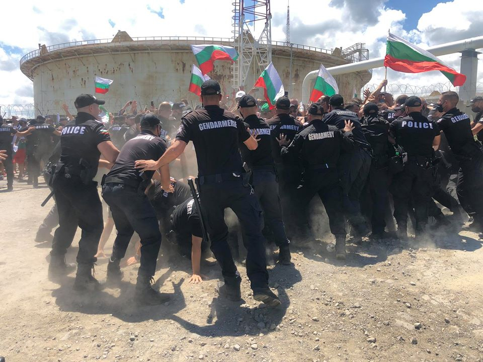 Напрежението в "Росенец" ескалира, протестиращи се сблъскаха с полицията ВИДЕО