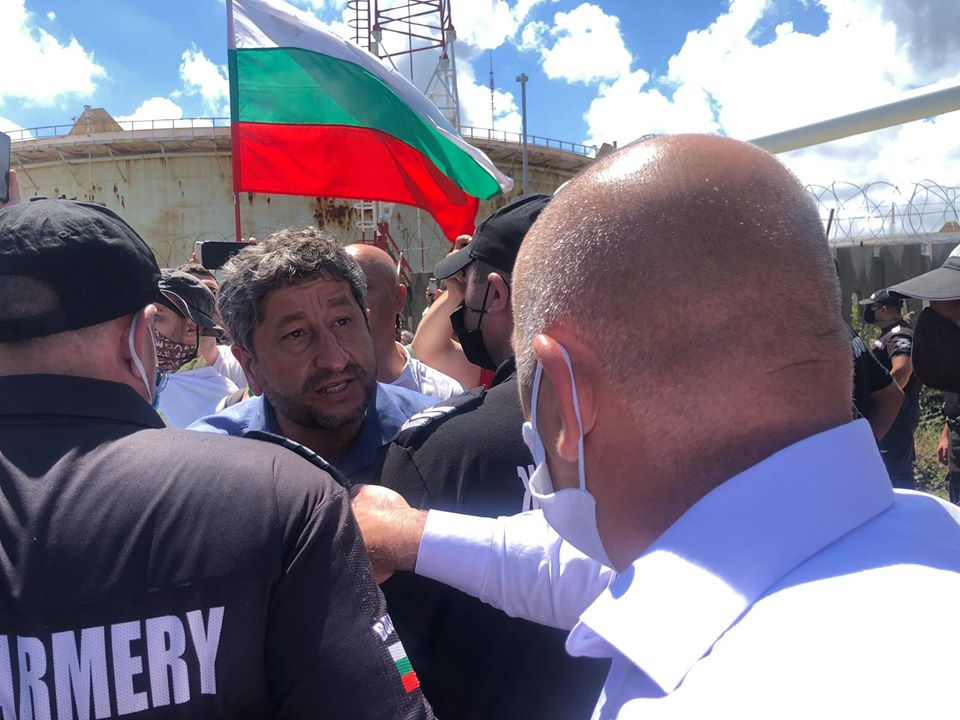 Напрежението в "Росенец" ескалира, протестиращи се сблъскаха с полицията ВИДЕО