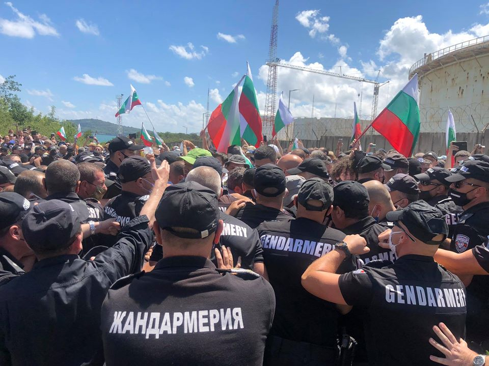 Напрежението в "Росенец" ескалира, протестиращи се сблъскаха с полицията ВИДЕО